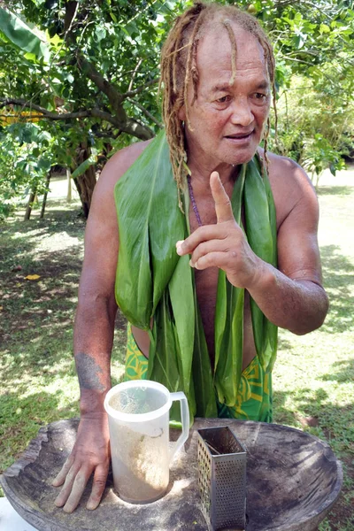 Homem Cook Islander prepara bebida Kava na Ilha Cook Rarotonga — Fotografia de Stock