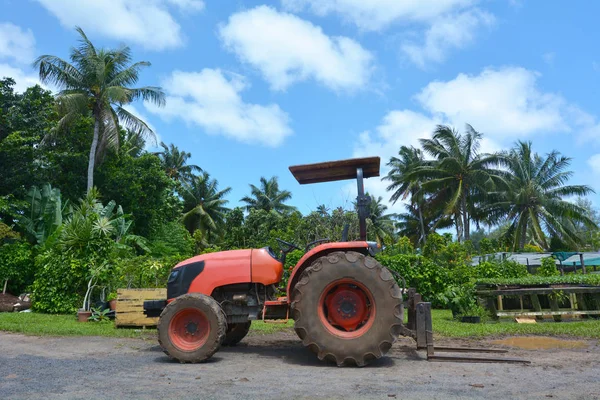 Červený traktor na poli v Cookovy ostrovy Rarotonga — Stock fotografie