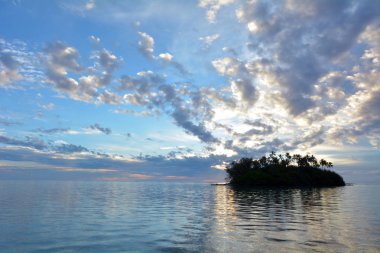 Taakoka adacık gündoğumu Muri lagün Rarotonga Cook Adaları