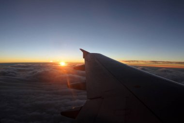 Alacakaranlıkta yolcu uçağının uçağın kanat