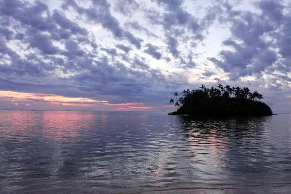 Taakoka szigetecske alkonyatkor Muri lagúna Rarotonga Cook-szigetek — Stock Fotó