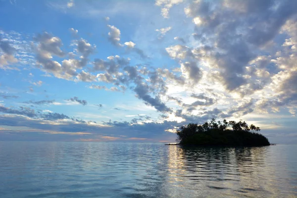 Taakoka ostrůvek v sunrise Muri lagoon Rarotonga, Cookovy ostrovy — Stock fotografie