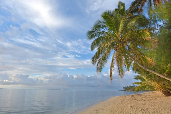 Landschaft der Muri-Lagune im Sonnenaufgang rarotonga Koch-Inseln — Stockfoto