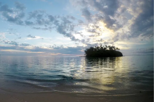 Місті Muri лагуни при сходом сонця Rarotonga Кука — стокове фото