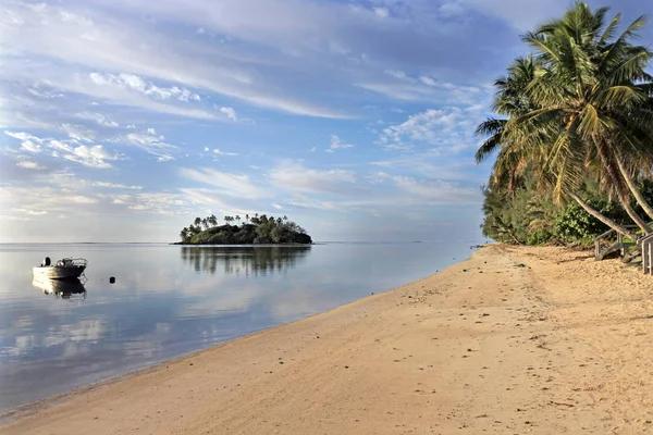 Amarre barco de pesca en la laguna de Muri Rarotonga Islas Cook — Foto de Stock