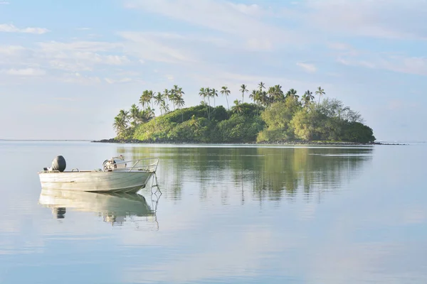 Fishing boat mooring over calm waters at Muri Lagoon Rarotonga C — Stock Photo, Image