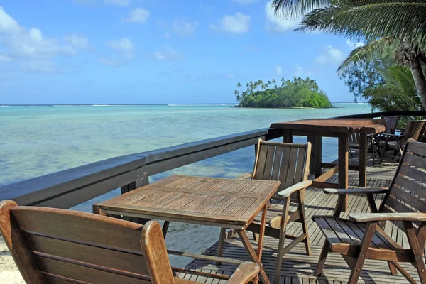 Chairs and tables against  Taakoka islet Muri Lagoon Rarotonga C — Stock Photo, Image