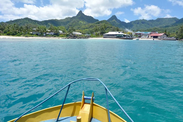 阿瓦鲁阿镇作为看法从小船拉罗通加库克群岛 — 图库照片