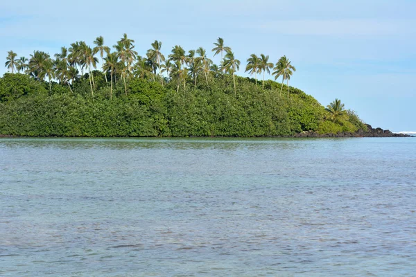 Острівець Taakoka у місті Muri лагуни Rarotonga Кука — стокове фото