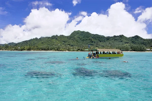 Tourist snorkelling in Rarotonga laguna Cook Islands — Stok Foto