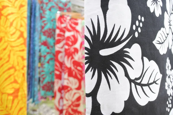 Tropische sarong tentoongesteld in Rarotonga markt Cookeilanden — Stockfoto