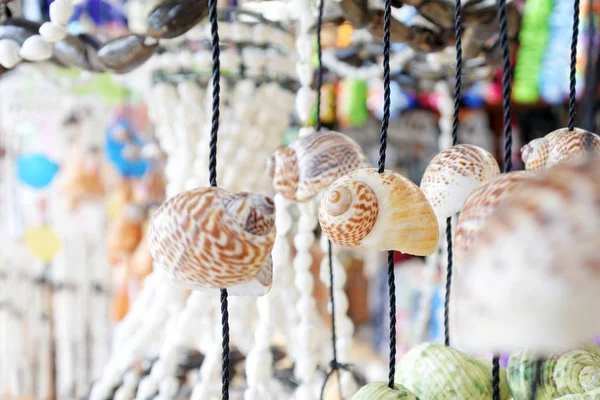 이국적인 달팽이 껍질 판매 배경에 대 한 모바일 — 스톡 사진