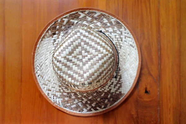 Stro hoed op een houten tafel achtergrond — Stockfoto