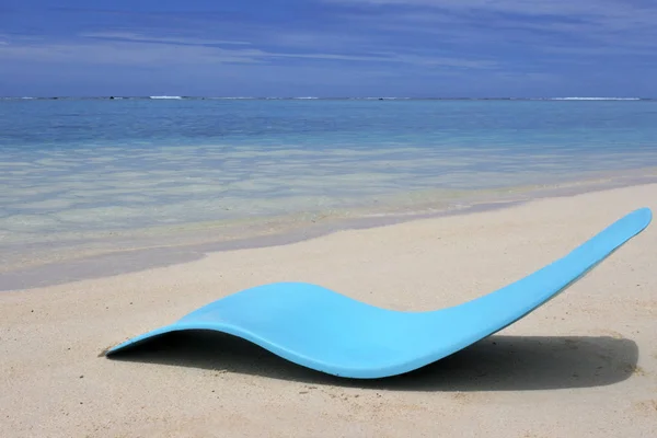Tropikal bir kum plajındaki boş mavi sandalye — Stok fotoğraf