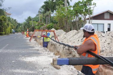 Te Aponga Uira işçi lay yeraltı kablo Rarotonga aşçı ben