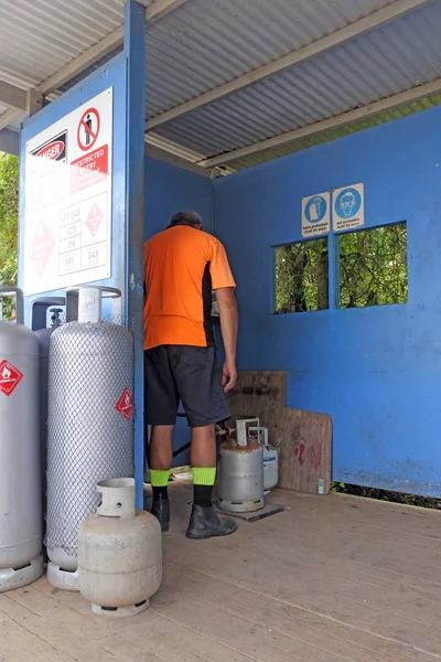 Unbekannter Bauarbeiter schweißt eine Gasflasche ein — Stockfoto