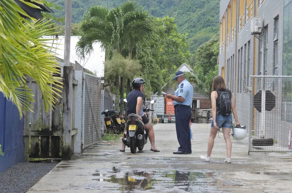 Oficial de policía de Cook Islander informa a los visitantes sobre las condiciones y —  Fotos de Stock