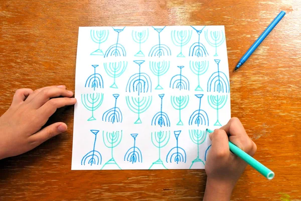 Criança desenhando um Menorah formas em um cartão para Hanukkah — Fotografia de Stock