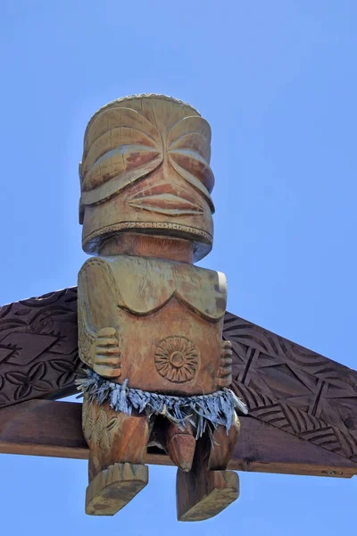 ポリネシア フィッシャーマンズ神置物木彫り彫刻ラロトンガ島 — ストック写真