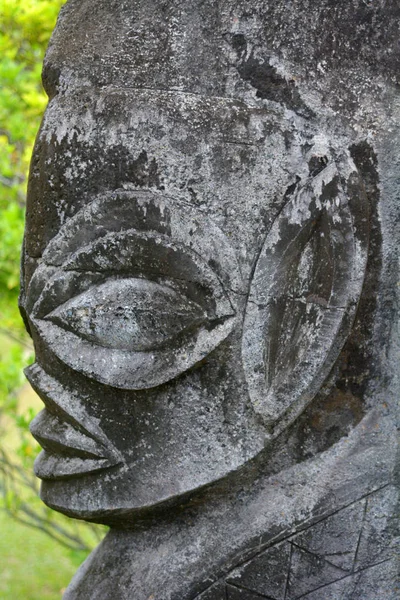 Polynesische mannelijke beeldje rock snijwerk in basalt beeldhouwkunst — Stockfoto