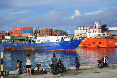Rarotonga - 19 Ocak 2018:Cook bağlantı noktası Avatiu.Cooks Adaları resif pasajlar onboard kendi akrabaları ile bir küçük arası Adası feribot tekne karşılama Islanders büyük yolcu gemileri için çok dar.