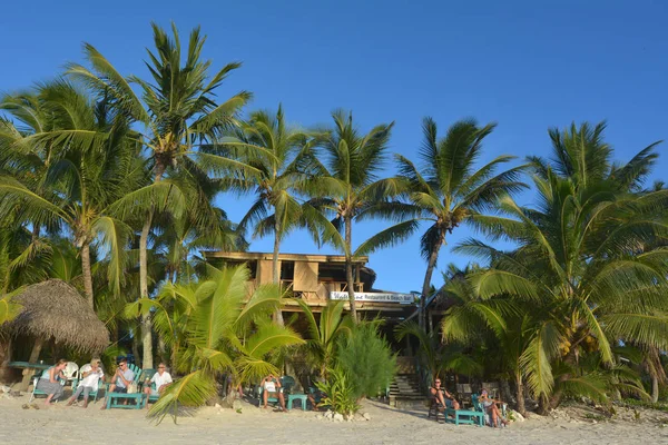 Rarotonga Ocak 2018 Tourists Rarotonga Cook Adaları Ayarlamak Güneş Için — Stok fotoğraf