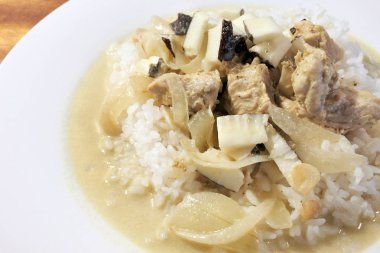 Hindistan cevizi kremi ile tavuk Rarotong bir plaka pirinç üzerinde servis