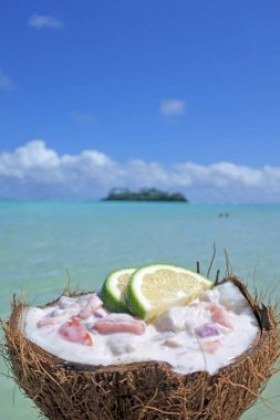 Bir Hindistan cevizi kabuğu adacık Muri lag içinde karşı ceviche çanak