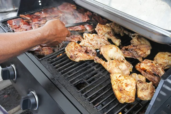 Man frying chicken meat on BBQ grill — Stock Photo, Image