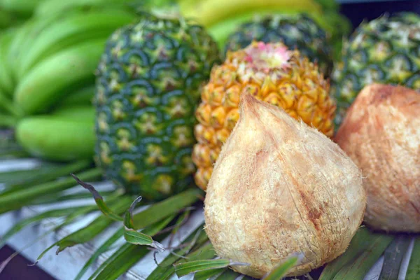 Wybór egzotycznych owoców tropikalnych, umieszczone na stole w Rarotonga C — Zdjęcie stockowe