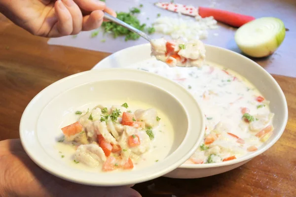 Frau serviert ein lateinamerikanisches Ceviche-Gericht in einer Schüssel — Stockfoto