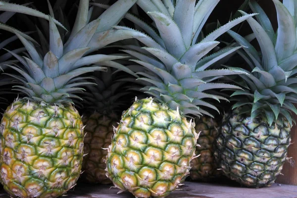 Ananas na displeji trhu Rarotonga, Cookovy ostrovy — Stock fotografie