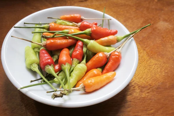 Bird's eye chili geserveerd op een bord van de Cookeilanden in Rarotonga — Stockfoto