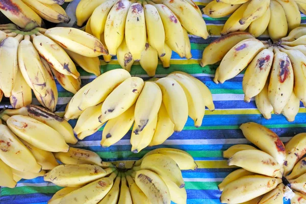 Plana vista de monte de bananas para venda no mercado Rarotonga C — Fotografia de Stock