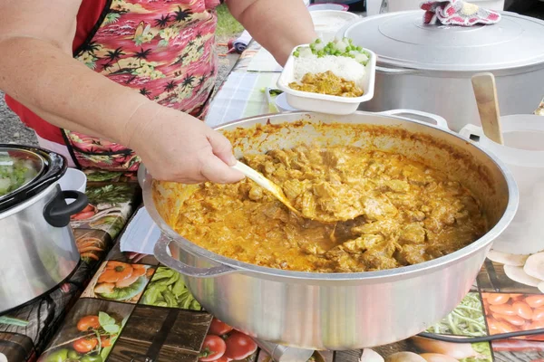 厨师岛妇女为鸡用椰子奶油与米 — 图库照片