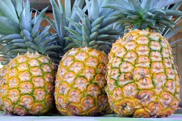 Ananas na wyświetlaczu rynku Rarotonga, Wyspy Cooka — Zdjęcie stockowe