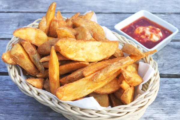 Potatis wedgies serveras med het chilisås på ett bord — Stockfoto