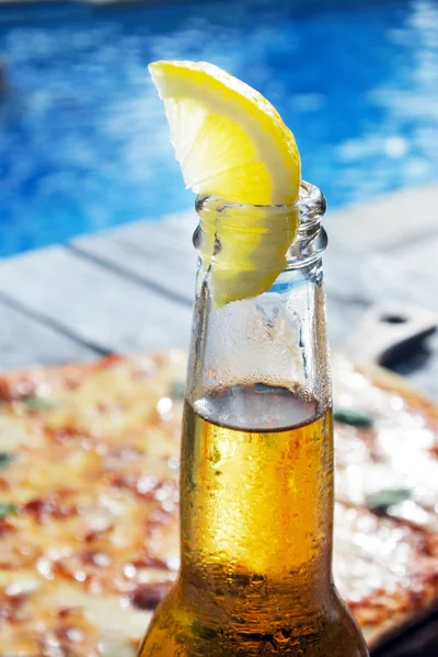 新鲜的冷啤酒饮料服务与比萨饼在池畔的桌子在一个 — 图库照片