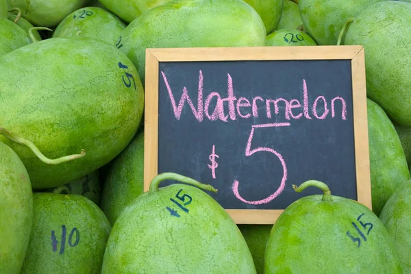 Watermeloenen tentoongesteld met een teken in Rarotonga markt Cook Isla — Stockfoto