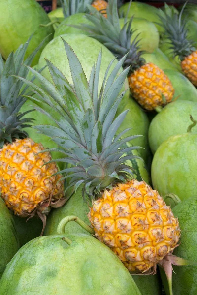 Ananas na displeji trhu Rarotonga, Cookovy ostrovy — Stock fotografie