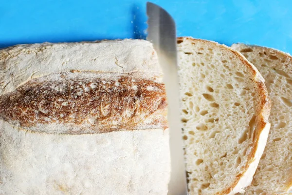 Pan rebanado y cuchillo — Foto de Stock