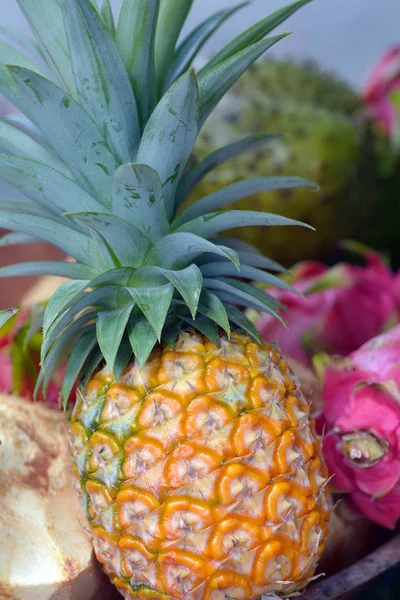 Ananas na displeji trhu Rarotonga, Cookovy ostrovy — Stock fotografie