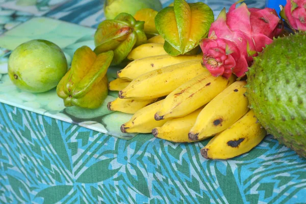 Selección de frutas tropicales exóticas colocadas sobre una mesa en Rarotonga C — Foto de Stock