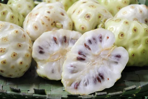 Geschnittene Käsefrucht noni Früchte in rarotonga kochen Inseln — Stockfoto