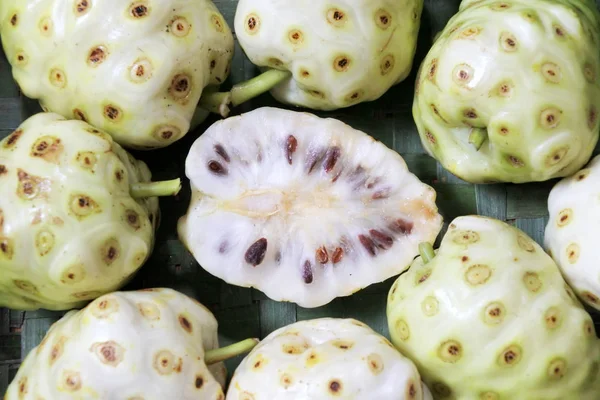 Piatto vista lay di frutta Formaggio Noni frutta in Rarotonga Cook Islan — Foto Stock