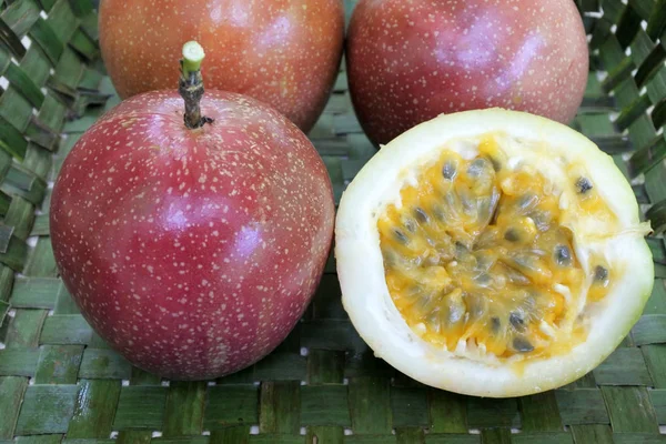 Maracujá dentro de uma cesta tecida Rarotonga Cook Islands — Fotografia de Stock