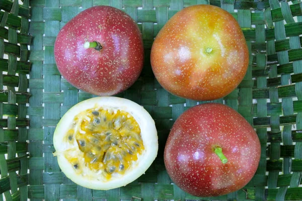 Flache Laien-Ansicht der Passionsfrucht in einem geflochtenen Korb rarotonga — Stockfoto