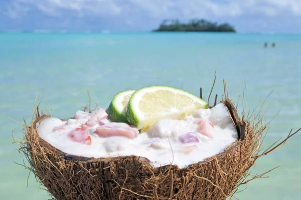 Ceviche pokrm podávaný v kokosové skořápce proti ostrůvku v Muri zpoždění — Stock fotografie