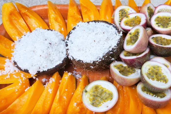 Καρύδας και παπάγια φρούτα σερβίρεται σε ένα δίσκο σε Isla Cook: Ραροτόνγκα — Φωτογραφία Αρχείου