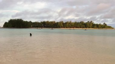 Muri göl günbatımı Rarotonga Cook adasındaki manzara